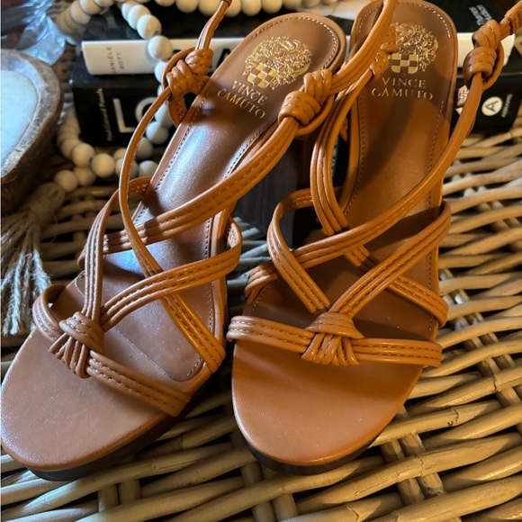 NEVER WORN Vince Camuto Fabbie platform sandal - Picture 2 of 3